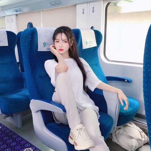 三十岁女人淡雅气质头像，她的存在就像是一股清流