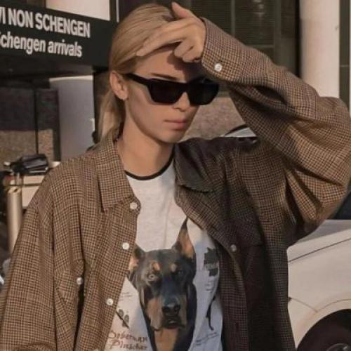 女生头像图片唯美真实，展现出她完美的身材和气质