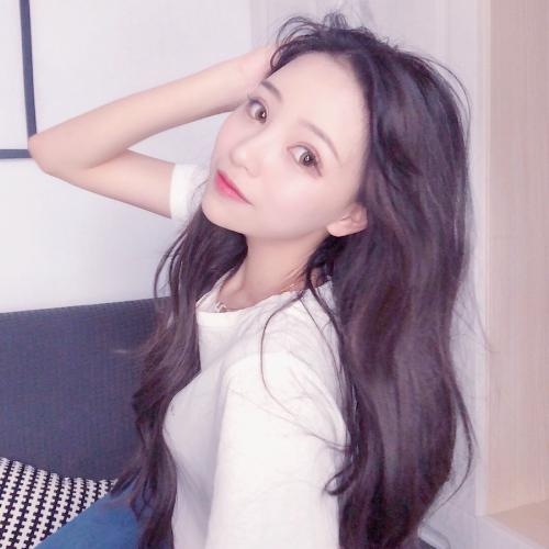 三十岁女人淡雅气质头像，她的存在就像是一股清流