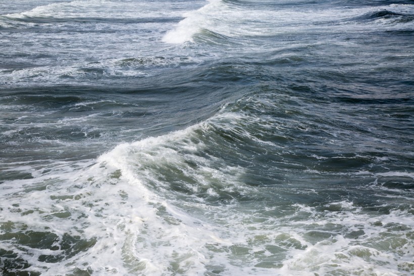 大海里翻滚的海浪图片大全