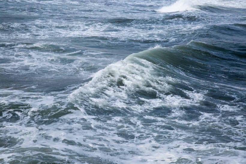 大海里翻滚的海浪图片大全