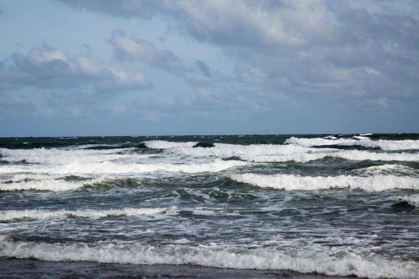 大海里翻滚的海浪图片大全