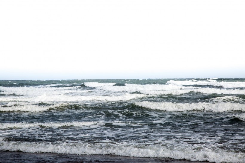 大海里翻滚的海浪图片大全