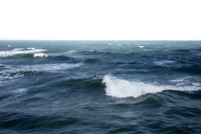 大海里翻滚的海浪图片大全