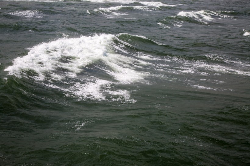大海里翻滚的海浪图片大全