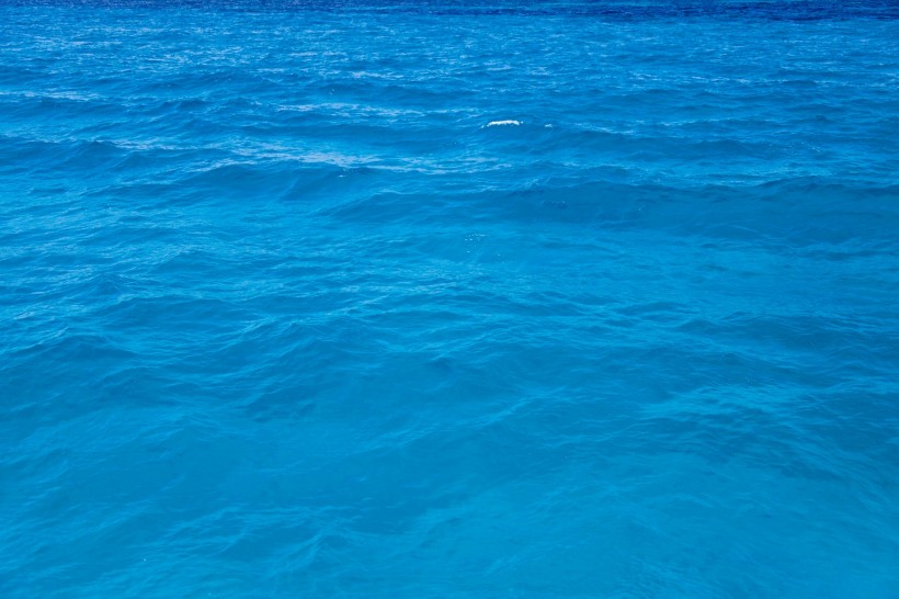 海滨透明清澈的海水图片大全