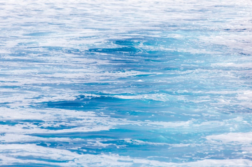 海滨透明清澈的海水图片大全