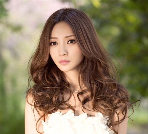《神探驾到》女主波浪大卷发图片