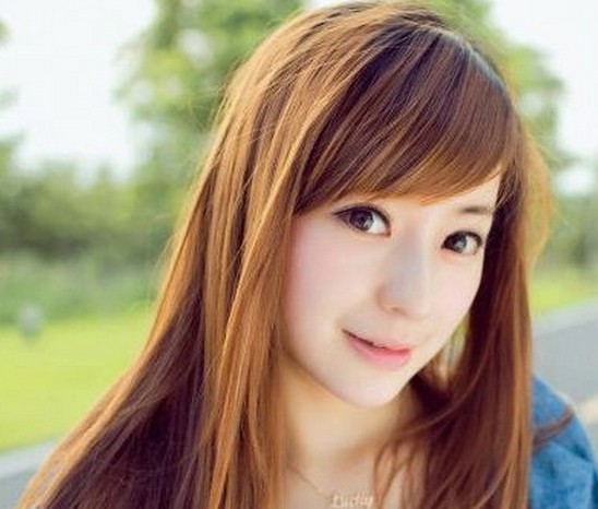 甜美迷人的女生斜刘海长直发图片