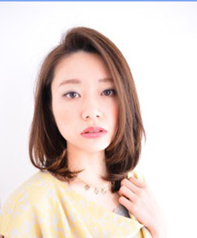 女生修脸空气刘海短卷发图片