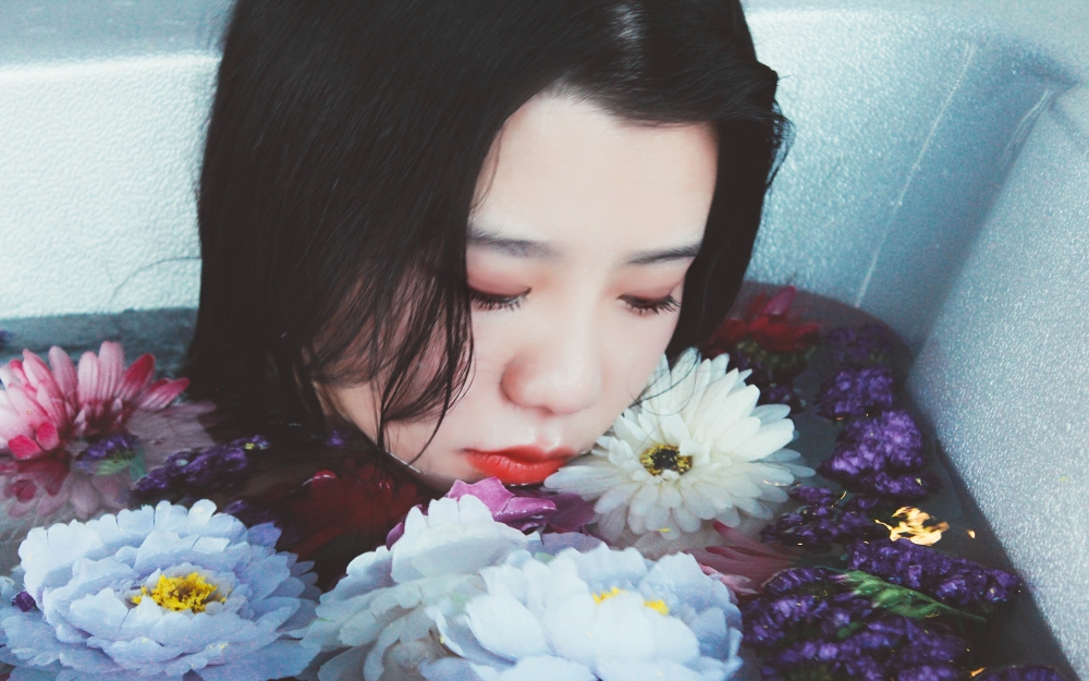 清纯浴室美女唯美伤感写真电脑壁纸