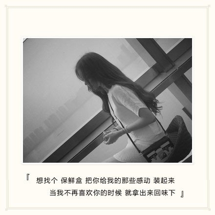 她只喝酒不说话，眼泪掉了也不擦