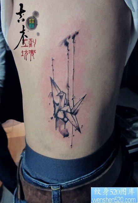 腰部一幅简单的纸鹤纹身图片