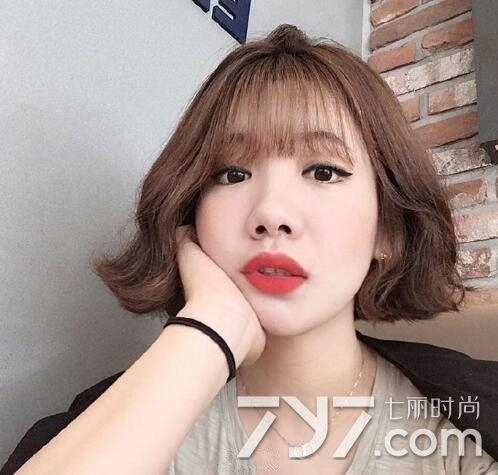 发尾外卷发型图片 减龄彰显少女气息