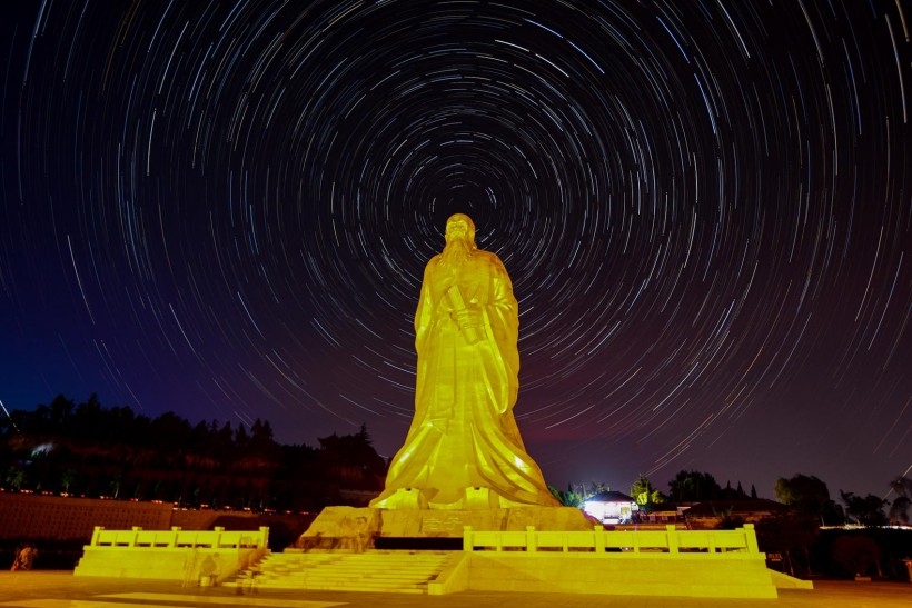 璀璨闪亮的星轨风景图片
