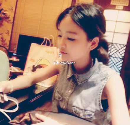 张依依可爱的微笑小清新图片