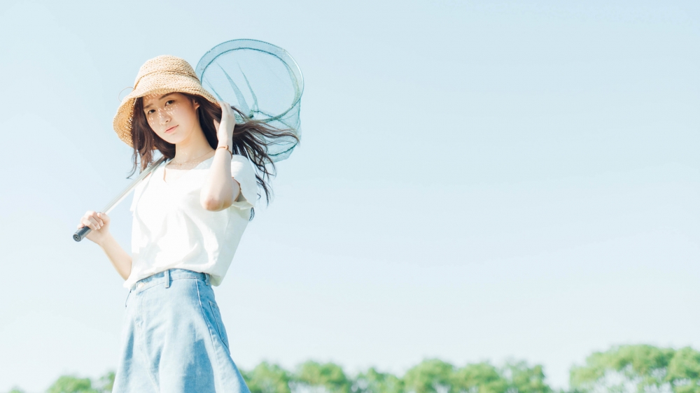夏日美女系列：草帽捕虫网女孩写真壁纸
