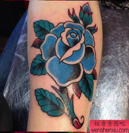 一幅腿部彩色玫瑰花纹身图案