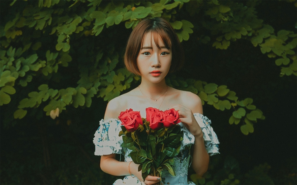 少女情怀总是诗短发少女丛林唯美写真电脑高清壁纸