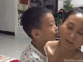 儿子亲妈妈打妈妈嘴巴