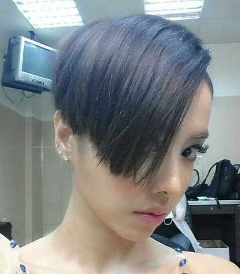 帅气女生斜刘海短发型 气质帅气的女生发型精选图片