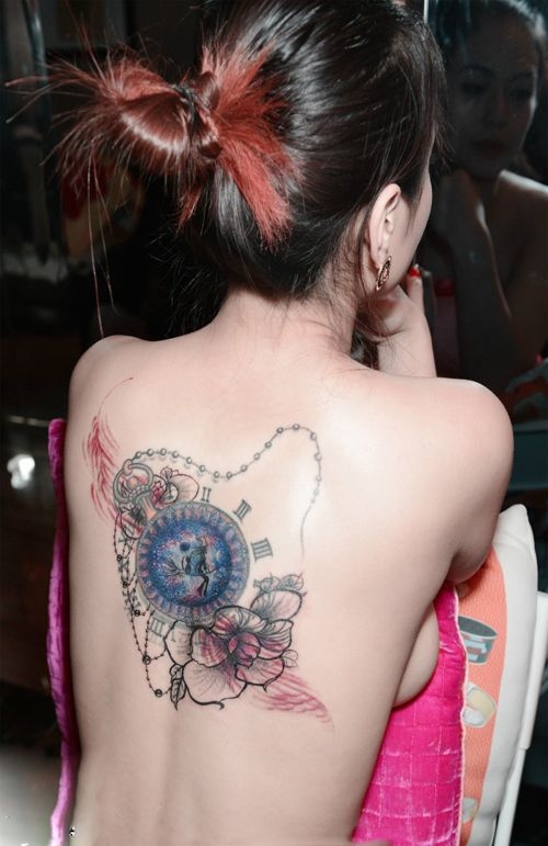 美女背部个性纹身图片