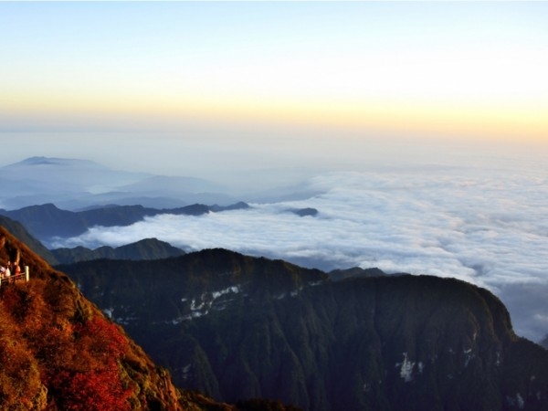 峨眉山美丽云海里的日出风景