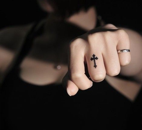 女性手指个性的十字架纹身