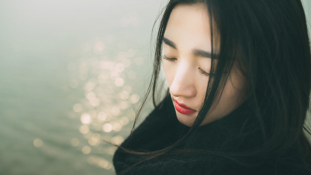 气质文艺美女摄影图片高清电脑桌面主题壁纸下载