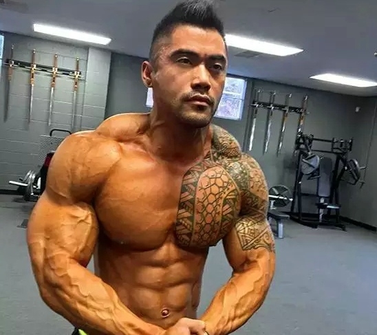 健身房的男女们的完美刺青