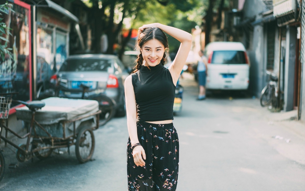甜美辫子少女街头胶片风写真电脑高清桌面壁纸