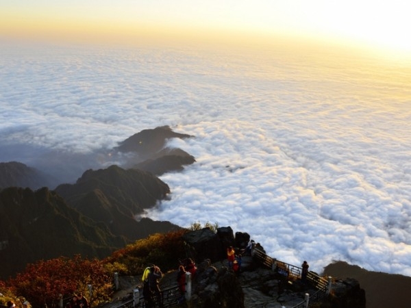 峨眉山美丽云海里的日出风景