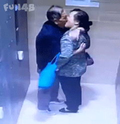 大爷大妈激情拥吻