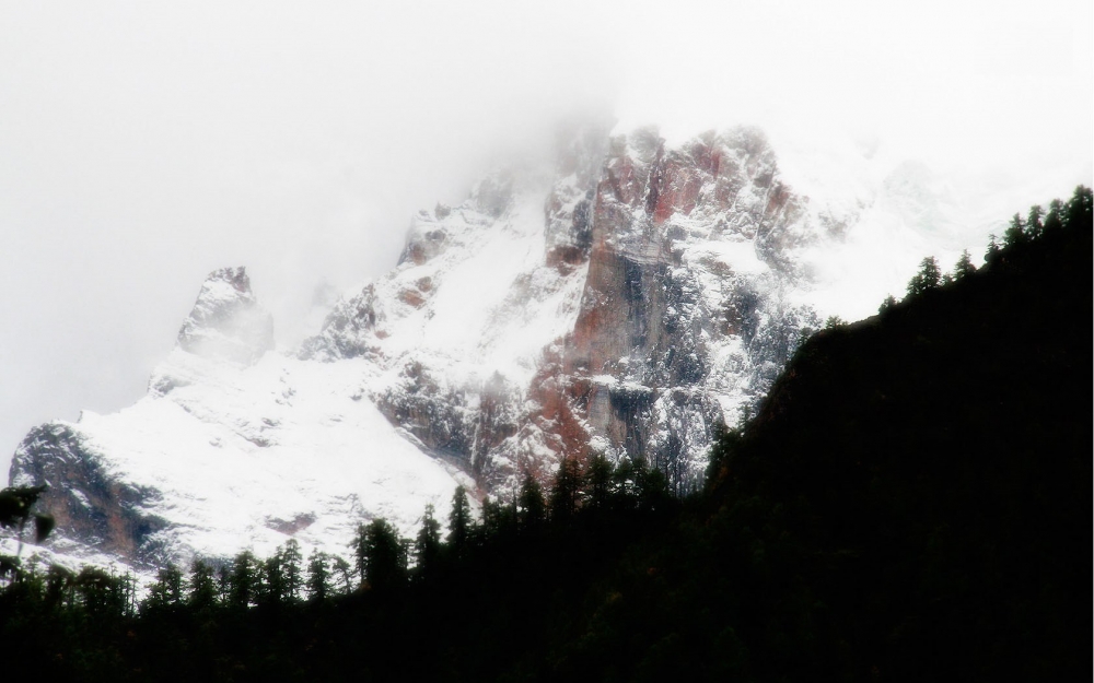 白茫茫的雪山风景桌面壁纸