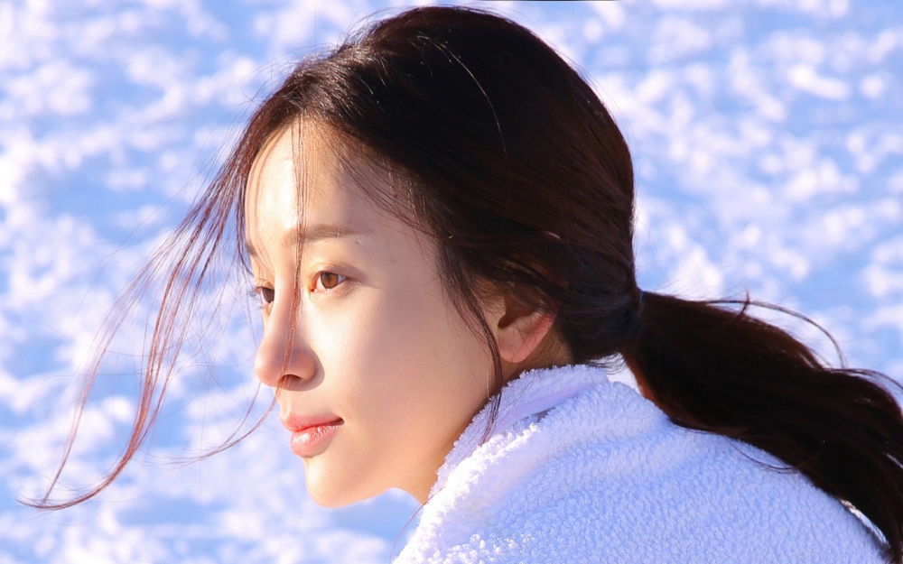 雪地美女治愈系文艺写真高清壁纸下载