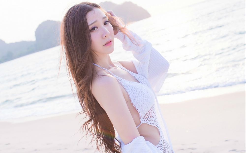比基尼夏日美女海边沙滩性感写真桌面壁纸