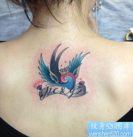 女孩子背部欧美风格小燕子纹身图片