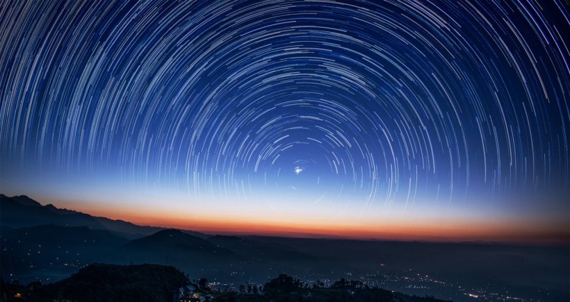 璀璨闪亮的星轨风景图片