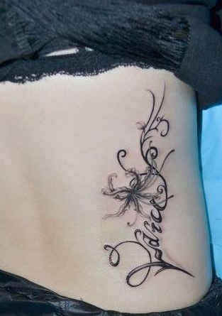 美女腰部精美的彼岸花与字母纹身图案