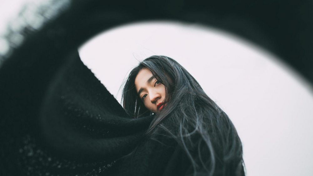 气质文艺美女摄影图片高清电脑桌面主题壁纸下载