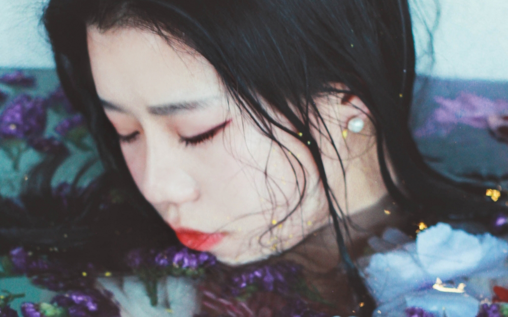 清纯浴室美女唯美伤感写真电脑壁纸