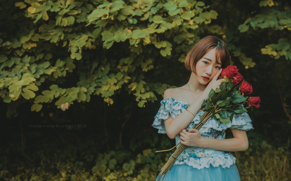 少女情怀总是诗短发少女丛林唯美写真电脑高清壁纸