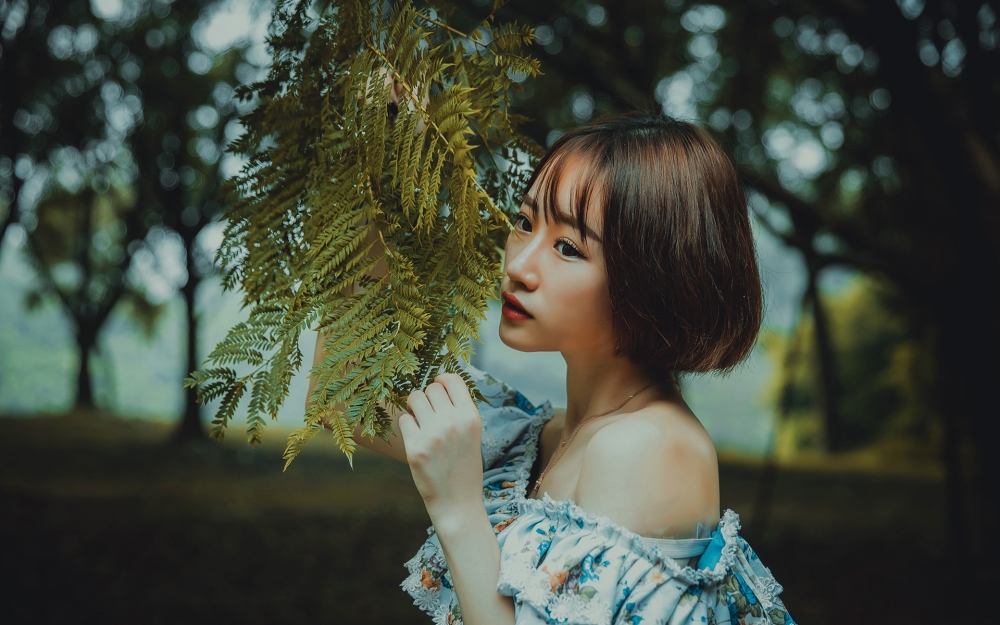 少女情怀总是诗短发少女丛林唯美写真电脑高清壁纸