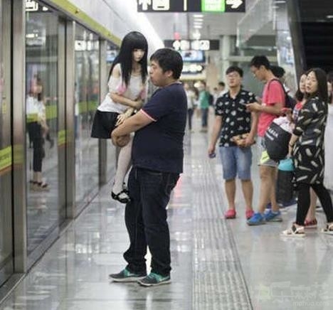 女朋友撒娇 说要抱