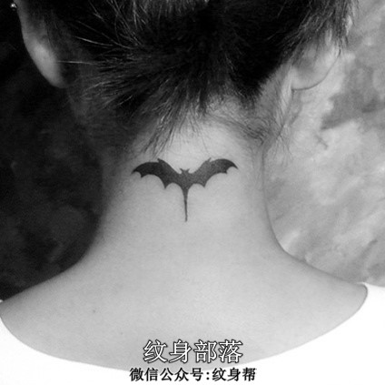 女生颈部蝙蝠纹身图案