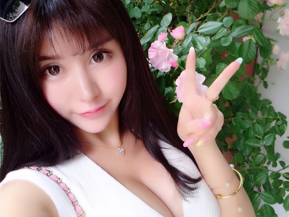 性感巨乳美女美熙MiuMiu美乳诱惑写真iPad桌面壁纸