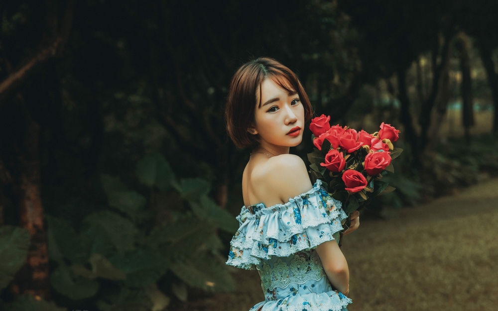 少女情怀总是诗短发少女丛林唯美写真电脑高清壁纸