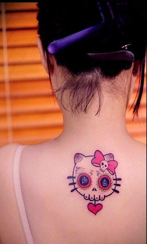 女性背部时尚好看的卡通猫咪纹身图案图片