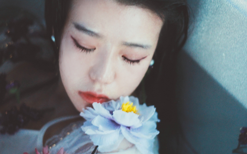 清纯浴室美女唯美伤感写真电脑壁纸