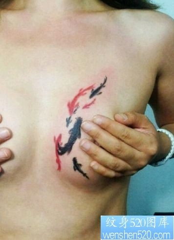美女胸部水墨画小鲤鱼纹身图片